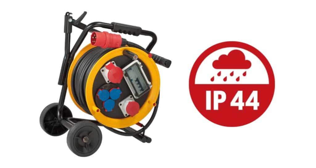 En bärbar kabelvinda med flera eluttag och ett handtag, bredvid en IP44-symbol som indikerar skydd mot vattenstänk och fasta föremål större än 1 mm.