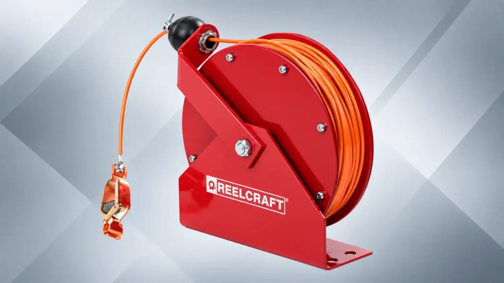 Röd Reelcraft-kabelvinda med orange kabel